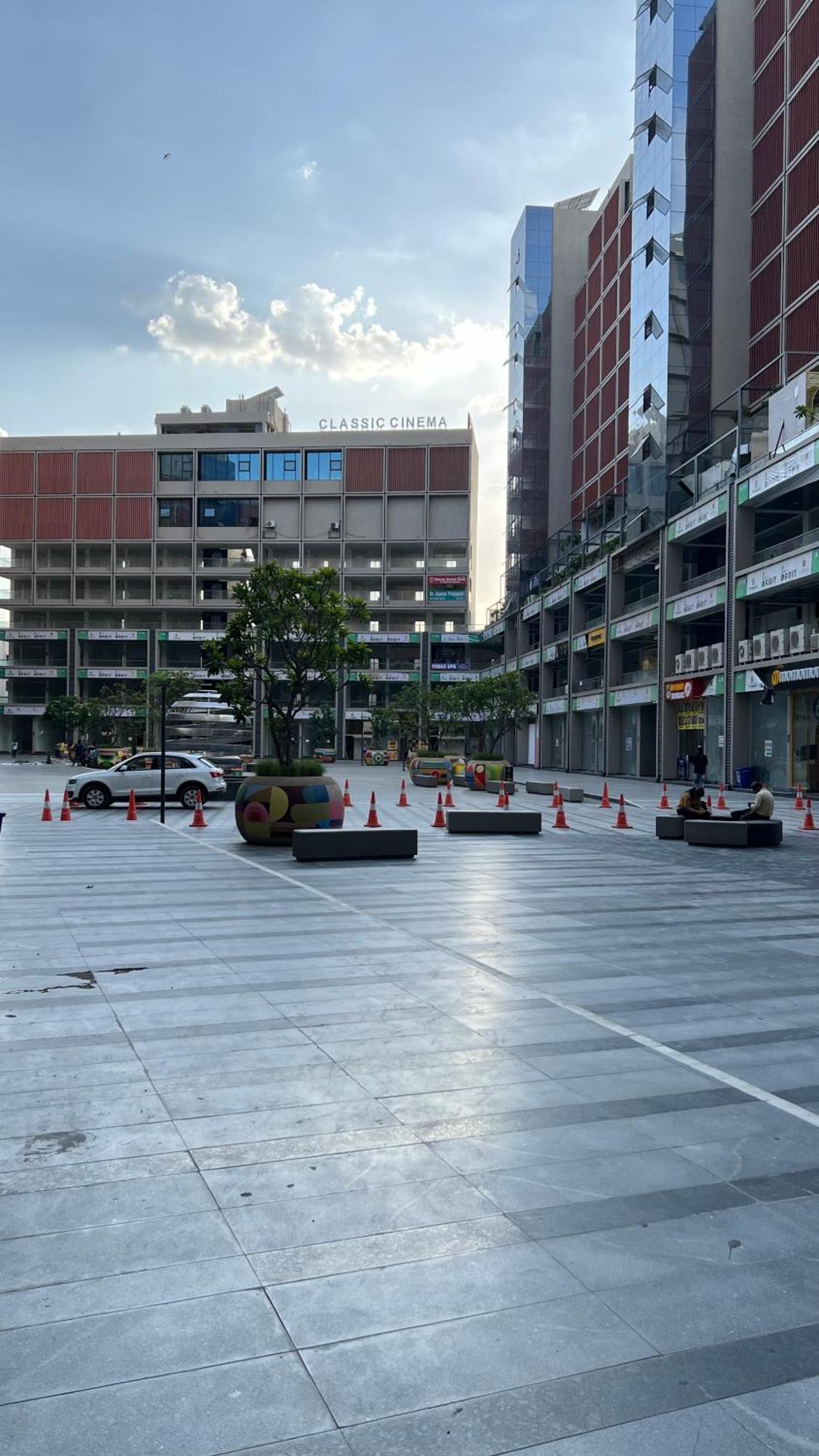 Hotel Downtown กันตินาการ์ ภายนอก รูปภาพ