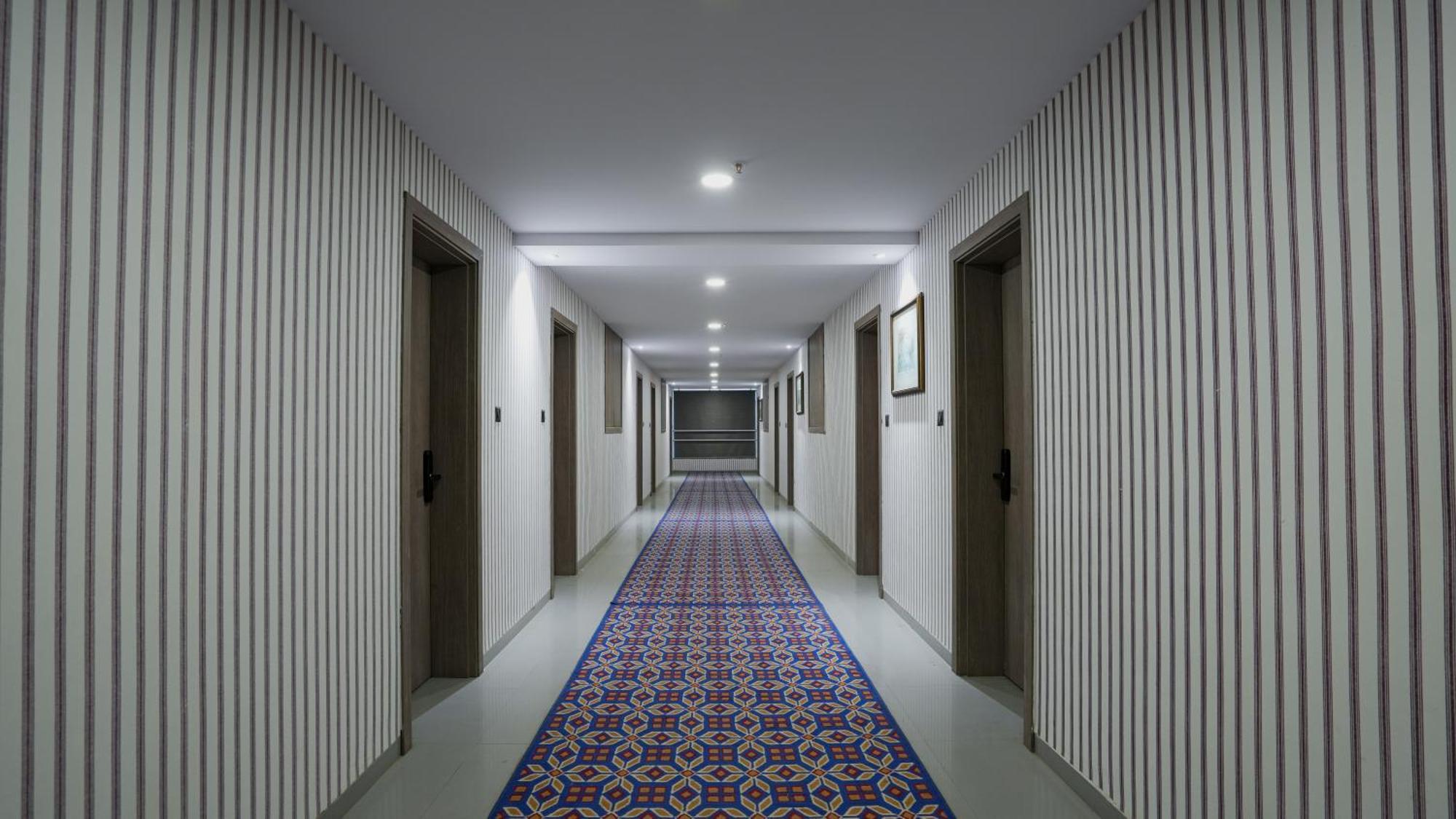 Hotel Downtown กันตินาการ์ ภายนอก รูปภาพ